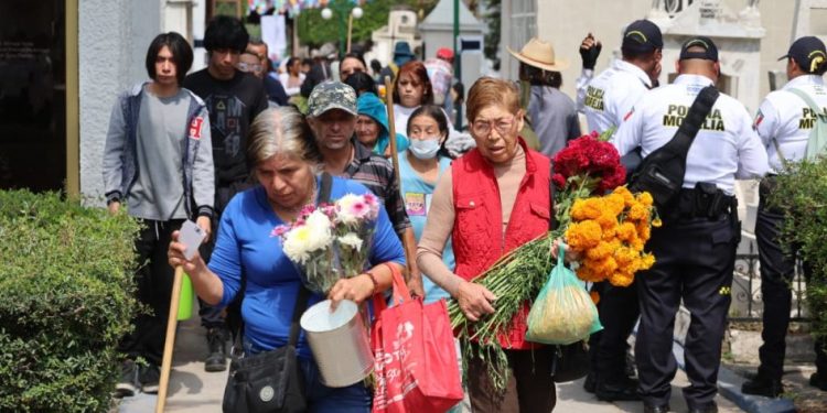 Miles de familias visitan en armonía y orden a sus difuntos en Panteón Municipal