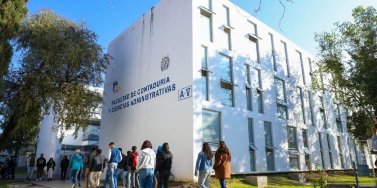 UMSNH pone al alcance de las y los egresados del área económico administrativa opciones para seguirse preparando