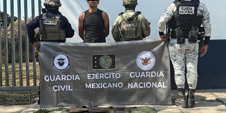 En Michoacán, se detuvo a cuatro personas, se aseguraron armas de fuego y artefactos explosivos improvisados