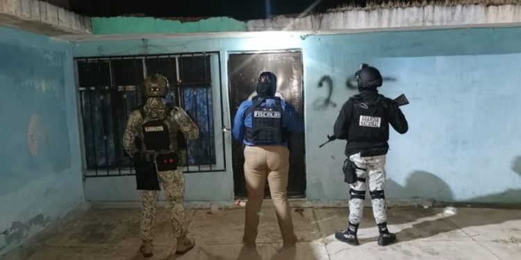 FGE asegura más de 500 dosis de narcótico y detiene a tres personas, en cateo realizado en la colonia San Isidro ItzÍcuaro,