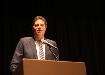 Alfonso Martínez llama a jóvenes a prepararse ante retos como la globalización y la IA