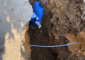 Ooapas realiza sustitución de línea sanitaria en Lomas del Punhuato para evitar filtraciones