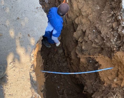 Ooapas realiza sustitución de línea sanitaria en Lomas del Punhuato para evitar filtraciones