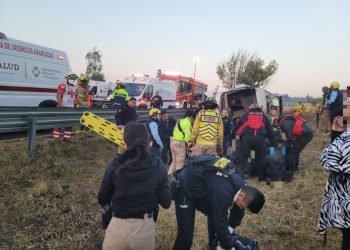 Atiende CRUM volcadura de autobús en la carretera Morelia-Pátzcuaro