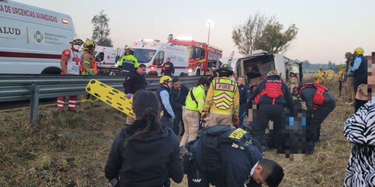 Atiende CRUM volcadura de autobús en la carretera Morelia-Pátzcuaro