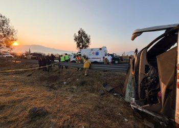 Atiende CRUM volcadura de autobús en la carretera Morelia-Pátzcuaro