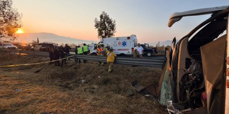 Atiende CRUM volcadura de autobús en la carretera Morelia-Pátzcuaro