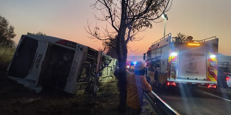 Brinda apoyo Gobierno de Michoacán a afectados por accidente de pasajeros: Raúl Zepeda