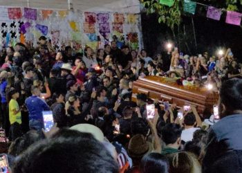 Despiden a Carlos Manzo entre multitudes en Uruapan