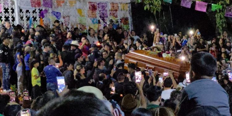 Despiden a Carlos Manzo entre multitudes en Uruapan