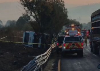 Autobús vuelca en la carretera Pátzcuaro-Morelia