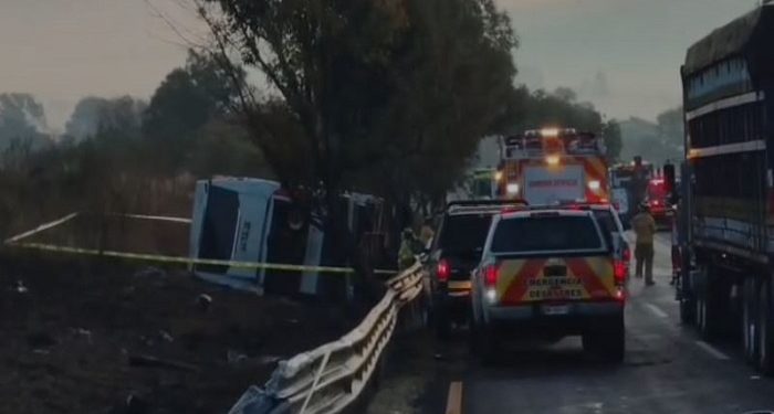 Autobús vuelca en la carretera Pátzcuaro-Morelia