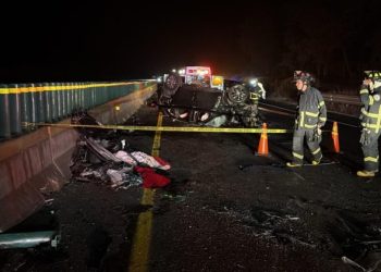 Vuelca camioneta en la Siglo XXI, saldo de 1 muerto y 1 lesionada grave