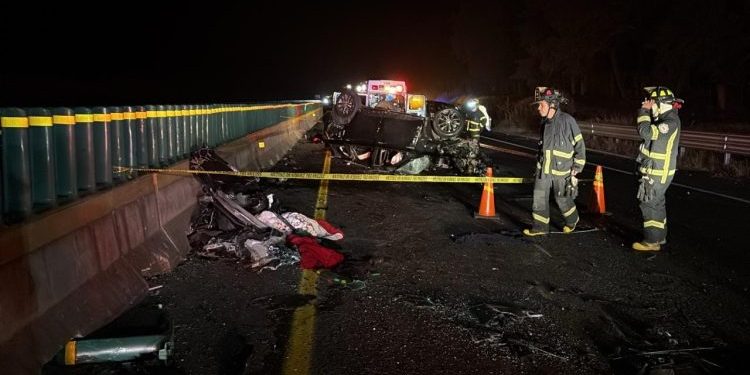 Vuelca camioneta en la Siglo XXI, saldo de 1 muerto y 1 lesionada grave