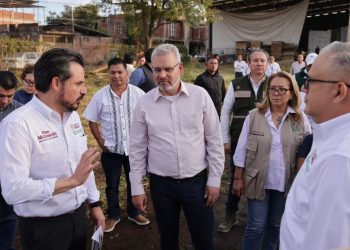 Bedolla y Zoé Robledo visitan predio para construcción de UMF en Nuevo Parangaricutiro