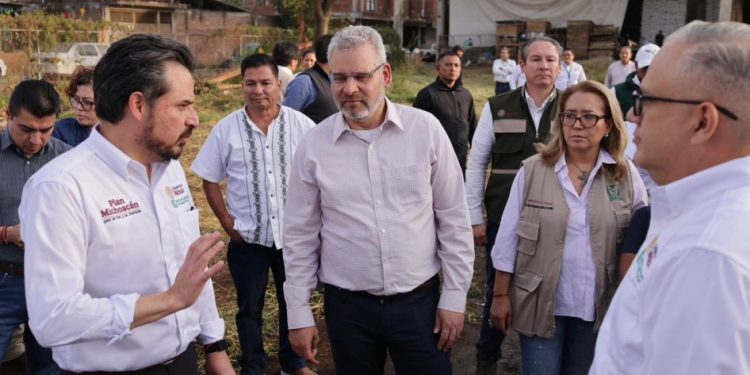 Bedolla y Zoé Robledo visitan predio para construcción de UMF en Nuevo Parangaricutiro