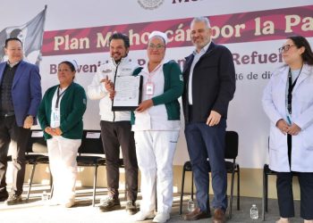 Certeza laboral para reforzar servicios de salud; Bedolla y Zoé Robledo entregan bases a 270 trabajadores del IMSS