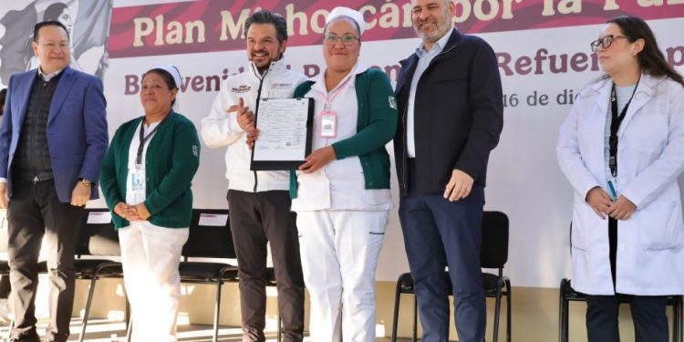 Certeza laboral para reforzar servicios de salud; Bedolla y Zoé Robledo entregan bases a 270 trabajadores del IMSS