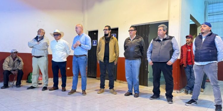 Adolfo Torres se reúne con vecinos de Santa María tras toma en instalaciones del Ooapas