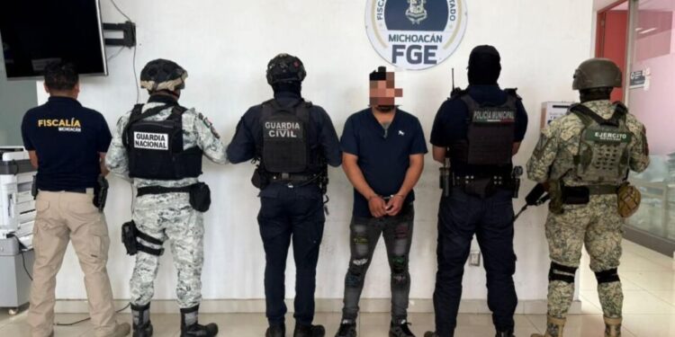 SSP detiene a 3 hombres en Zamora y Jacona; asegura arma de fuego y droga