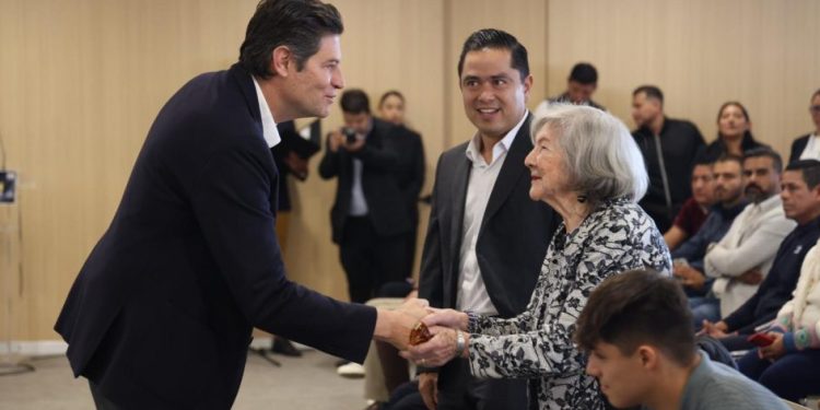 Alfonso Martínez, reconoce a deportistas morelianos