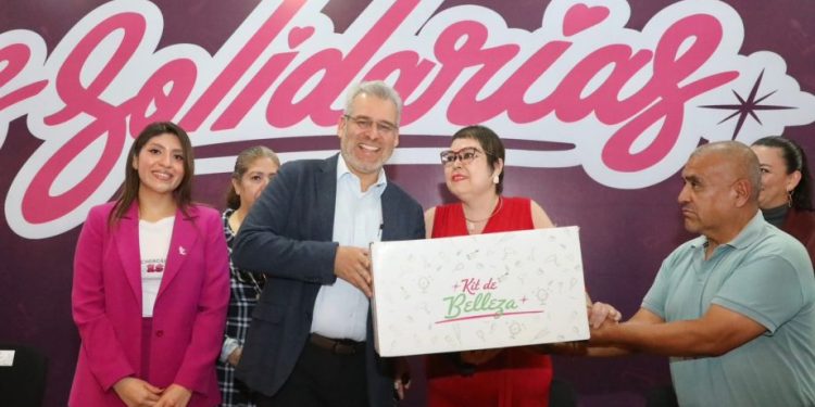Bedolla impulsa autonomía económica de michoacanas; da más de 300 kits de autoempleo