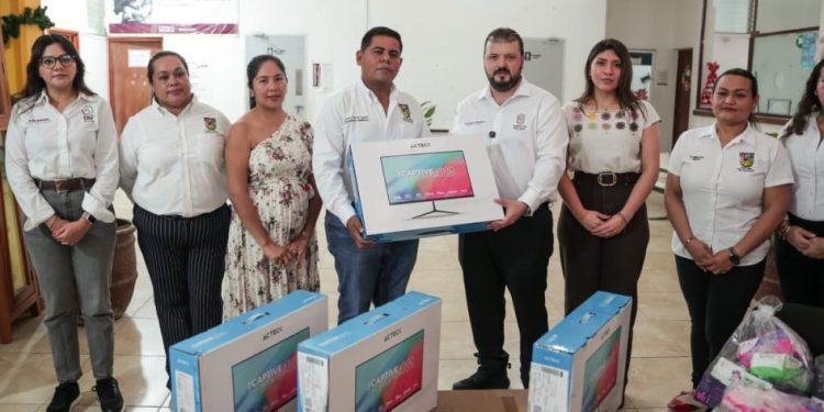 Gobierno del Estado refuerza respaldo a Coahuayana con acciones de atención y apoyo comunitario