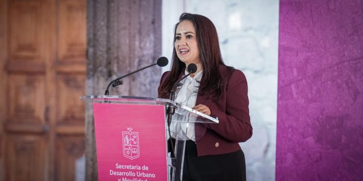 Gladyz Butanda entrega escrituras a 300 familias morelianas