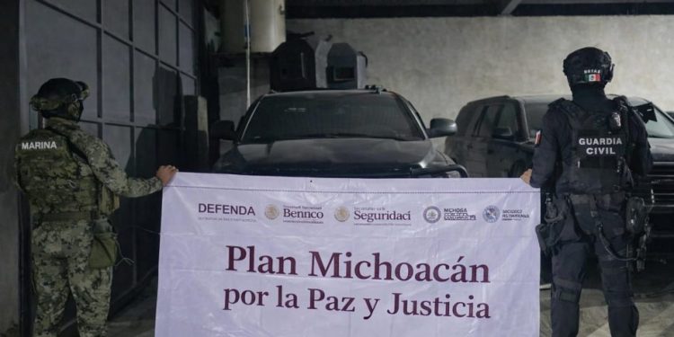 Golpe al crimen; SSP asegura en Coahuayana presunta bodega para fabricación de vehículos blindados