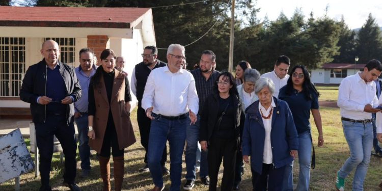Bedolla y rectora de la Universidad Nacional Rosario Castellanos visitan espacios para los campus en Zitácuaro y Zacapu
