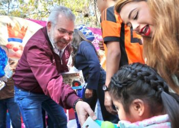 Con entrega de juguetes, celebra Bedolla el Día de Reyes en la Villa Navideña