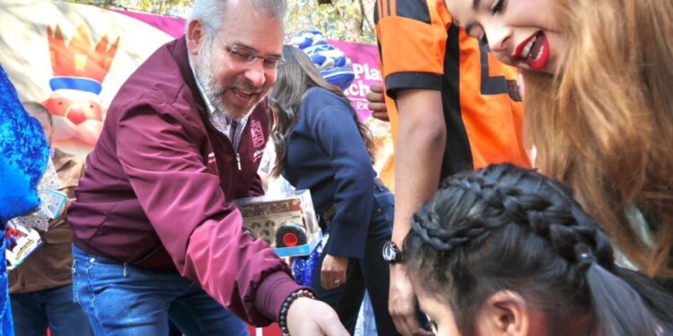 Con entrega de juguetes, celebra Bedolla el Día de Reyes en la Villa Navideña