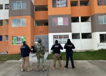Fiscalía General ejecuta cateo en Villas del Pedregal; asegura 545 dosis de metanfetamina