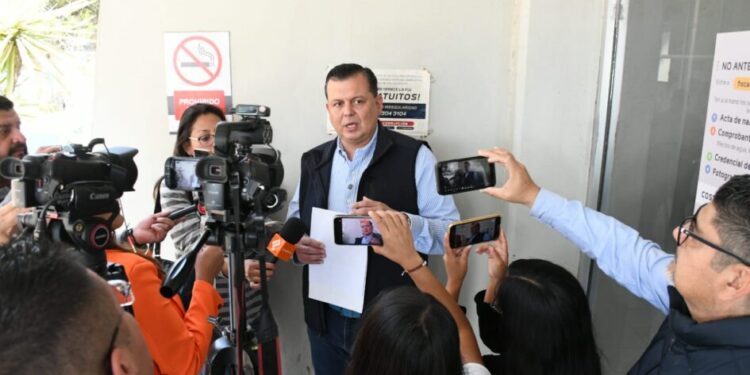 Denuncia penalmente Memo Valencia a Leonel Godoy