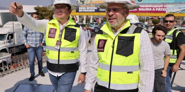 Bedolla supervisa obra del distribuidor de la salida a Pátzcuaro; registra 70 % de avance