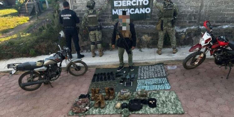 Presunto líder delincuencial es detenido en Zirahuén con armas y droga: SSP