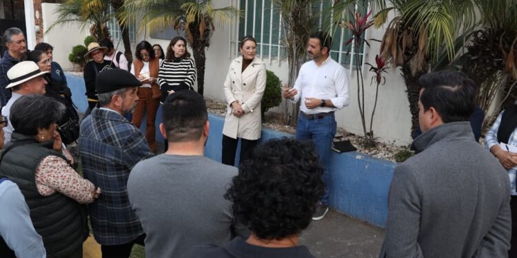 Yankel Benítez sostiene diálogo cercano con vecinos de Lomas de Vista Bella