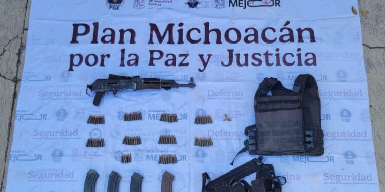 En Apatzingán, SSP asegura arma, explosivos e incinera plantas de marihuana; hay 2 detenidos