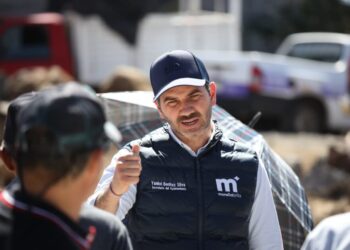 Yankel Benítez supervisa obra en Ciudad Jardín en compañía de vecinas y vecinos