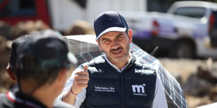 Yankel Benítez supervisa obra en Ciudad Jardín en compañía de vecinas y vecinos