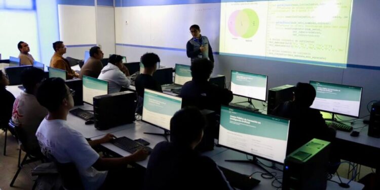 Michoacán a la vanguardia en IA; más de 12 mil jóvenes ingresan a cursos