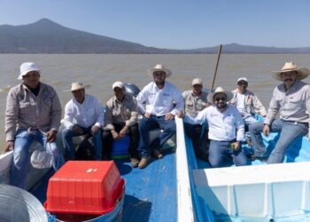 Michoacán busca sembrar vida con 200 mil peces nativos en el lago de Pátzcuaro