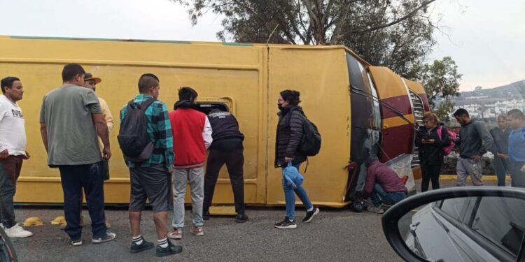 En Tres Marías, vuelca camión del servicio público