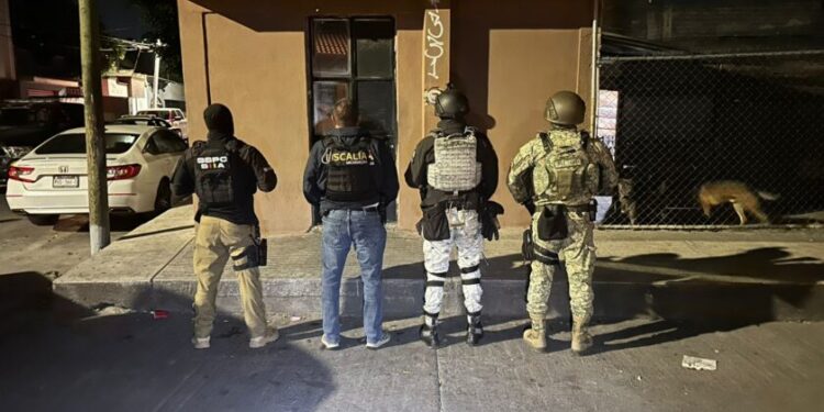 FGE ejecuta tres cateos en Morelia y asegura más de mil 200 dosis de metanfetamina; hay ocho detenidos