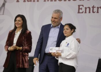 En el Tec de Morelia inicia Bedolla la entrega de 44 mil tarjetas de la Beca Gertrudis Bocanegra