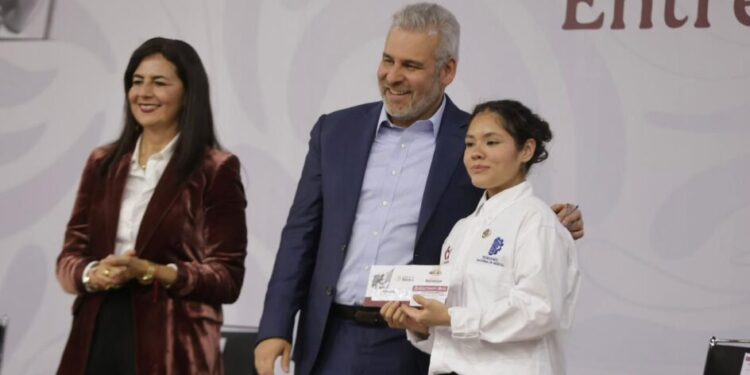 En el Tec de Morelia inicia Bedolla la entrega de 44 mil tarjetas de la Beca Gertrudis Bocanegra