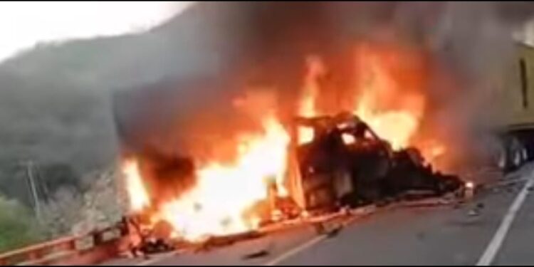2 muertos y 1 lesionado tras incendiarse tráiler y camioneta en autopista Siglo XXI