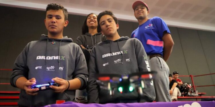 Paola Delgadillo impulsa a jóvenes de Spot en competencia nacional de drones