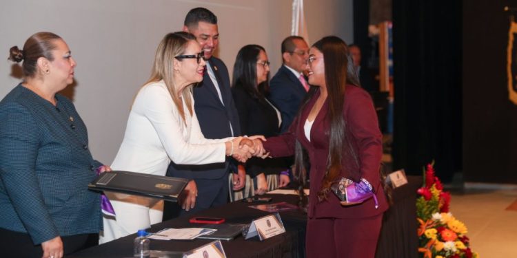 Construyan una mejor sociedad y sean ejemplo para las futuras generaciones, insta Yarabí Ávila a egresados de Seguridad Pública