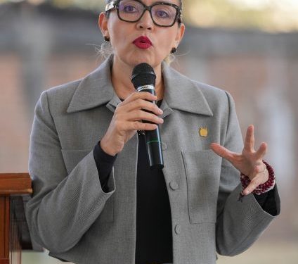 A tomar decisiones responsables y luchar contra la violencia, exhorta Yarabí Ávila a estudiantes de preparatoria